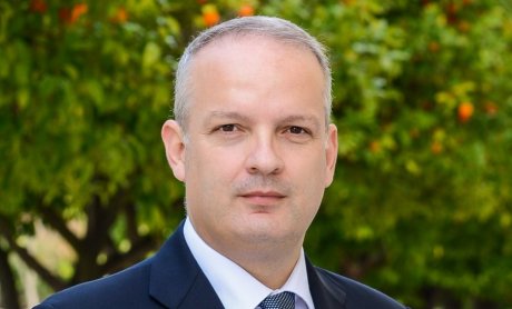 Νικόλαος Κόκκινος: Μεσίτες - Είμαστε για τα δύσκολα