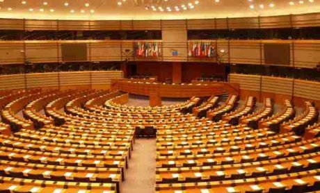 Αντί για μειώσεις, καλά κρατούν οι αυξήσεις μισθών των ευρωβουλευτών