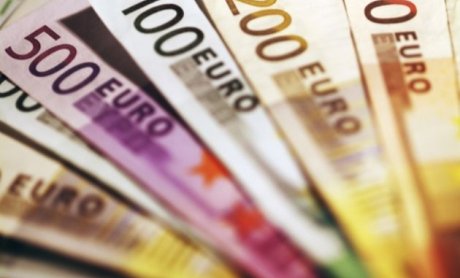 Αρχίζει να πληρώνει τα χρέη του προς τους ιδιώτες και το δημόσιο