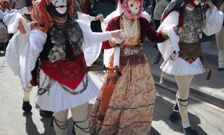 Τα έθιμα της Αποκριάς σε όλη την Ελλάδα: Από το «μπουρανί» στον Τύρναβο, στο «γάμο του Κουτρούλη» στην Μεθώνη