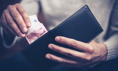 Οι Έλληνες πληρώνουν με μετρητά!