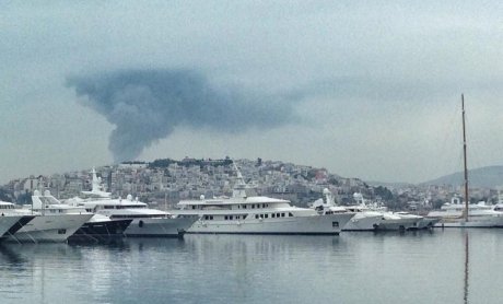 Φωτιά σε πλοίο στην επισκευαστική ζώνη στο Κερατσίνι. Βρέθηκε απανθρακωμένη σορός