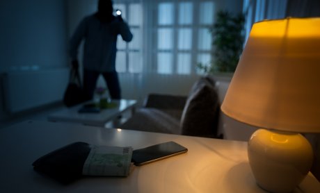 Πώς καλύπτεται η κλοπή περιεχομένου με «κλειδί και αντικλείδι» μέσα από τα συμβόλαια κατοικίας των εταιρειών;