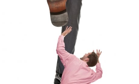 Άνεργοι… με το ζόρι και παράνομοι διαμεσολαβούντες σε βάρος καταναλωτών