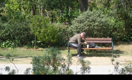 Αραρίσκοντας Ηλίας Προβόπουλος: Ζητούνται ελεύθερα παγκάκια στο πάρκο