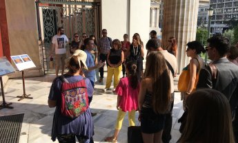 Ξεκίνησε με ζωηρό ενδιαφέρον το πρόγραμμα ξεναγήσεων στα Προπύλαια του Εθνικού και Καποδιστριακού Πανεπιστημίου Αθηνών