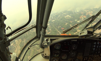 Η επιχείρηση κατάσβεσης της πυρκαγιάς στην Κινέτα από το cockpit ελικοπτέρου
