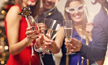 Πρωτοχρονιάτικο ρεβεγιόν: Πως να προλάβετε και να αντιμετωπίσετε το Hangover