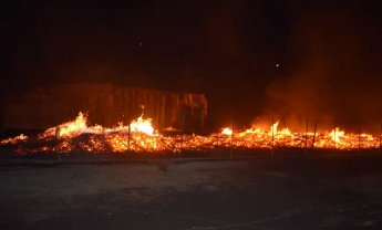 Λάρισα: Ολοσχερής καταστροφή από την πυρκαγιά στο εργοστάσιο ξυλείας