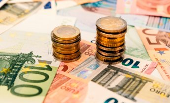 ΕΤΕ: Δημοσιονομική υπεραπόδοση λόγω μείωσης δαπανών και διατηρήσιμου πλεονάσματος στην κοινωνική ασφάλιση
