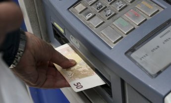 Ακριβότερες από σήμερα οι αναλήψεις μετρητών στα ATM