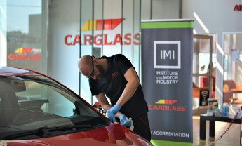 Η Carglass® Ελλάδος πιστοποιημένη και για ηλεκτροκίνητα οχήματα από το Institute of the Motor Industry