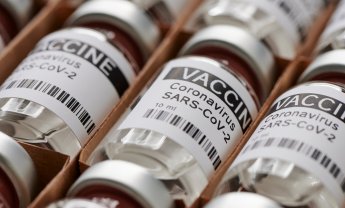 Να εξασφαλιστούν τα εμβόλια ως δημόσια αγαθά ζητούν 38 ευρωβουλευτές