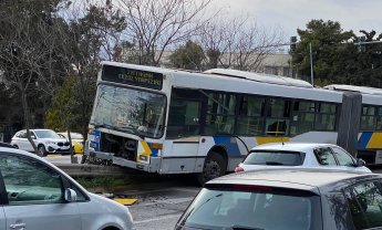 Ατύχημα στην Κηφισίας με ανεξέλεγκτο λεωφορείο 