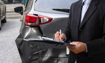 Ποια οχήματα εξαιρούνται από την υποχρεωτική ασφαλιστική κάλυψη σύμφωνα με τον Νόμο 489/76;