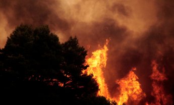 Μάχη με τις φλόγες στον Σχίνο Λουτρακίου - Εκκενώθηκαν 6 οικισμοί και 2 μονές