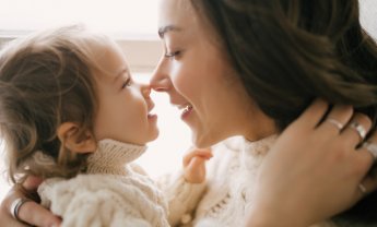 Αυξάνεται συνεχώς η μέση ηλικία που η γυναίκα γίνεται μητέρα για πρώτη φορά, σύμφωνα με την Allianz