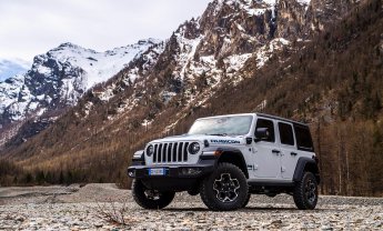 Πώς το νέο Jeep Wrangler 4xe «ασφαλίζει» τους επιβάτες του και τους υπόλοιπους χρήστες στο δρόμο;