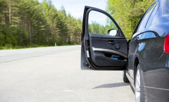 Πρόκληση ατυχήματος μετά από το άνοιγμα της πόρτας του αυτοκινήτου