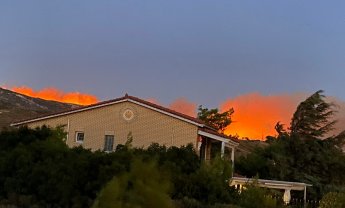 Στις φλόγες τα πρώτα σπίτια στην Πεντέλη - Ποιες περιοχές εκκενώνονται