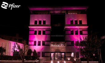 H Pfizer Hellas φωταγώγησε ροζ το κτίριό της για την Παγκόσμια Ημέρα κατά του Καρκίνου του Μαστού 