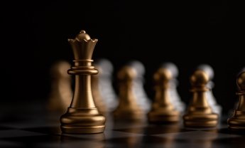 Η Βασίλισσα στο σκάκι και ο Ασφαλιστικός Διαμεσολαβητής – Τι έχουν κοινό;