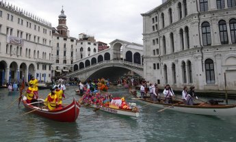 «Στεγνώνουν» τα κανάλια της Βενετίας - Δύσκολη η πλοήγηση για τις γόνδολες
