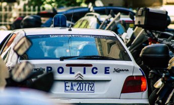 Έκρηξη σε δύο σταθμευμένα οχήματα στη Γλυφάδα!