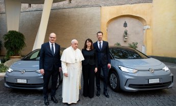 Kosmocar: Η Volkswagen εξηλεκτρίζει το στόλο οχημάτων του Βατικανό!