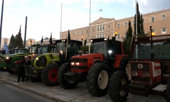 Αγρότες και τρακτέρ στον Άγνωστο Στρατιώτη! (βίντεο)