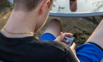 Πως να αποφύγετε τον πόνο που προκαλούν τα smartphones στον αυχένα!