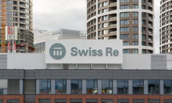 Swiss Re Institute: Οι δασμοί των ΗΠΑ αναμένεται να επιβραδύνουν την παγκόσμια οικονομία και την ανάπτυξη ασφαλίστρων