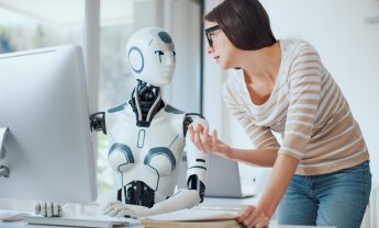 Τρεις στους δέκα Έλληνες μιλούν πιο άνετα για τα οικονομικά τους με AI παρά με άνθρωπο