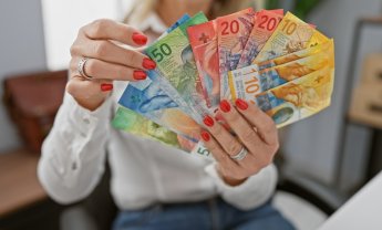 Οι «Ελβετοί» αναμένουν τα δικαστήρια, πολιτικά αδιέξοδα δείχνουν οι δημοσκοπήσεις, ελληνικές μετοχές προτείνει και η M.S για το 2026 και τα 100 χρόνια της Alpha Bank στο Χ.Α