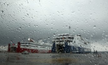 Ισχυροί άνεμοι «δένουν» τα πλοία - Σε ισχύ απαγορευτικό απόπλου σε βασικά λιμάνια