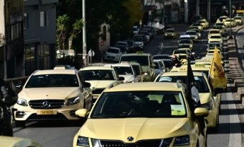 Σε πανελλαδική 24ωρη απεργία και σήμερα, Δευτέρα, τα ταξί