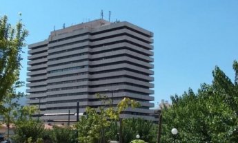 Η ταράτσα στον ουρανοξύστη της Κηφισίας που έγινε αυλή χωριού