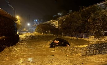 Πόρος: Κατέρρευσε γέφυρα στο Ασκέλι – Παρασύρθηκαν οχήματα και πλημμύρισαν σπίτια