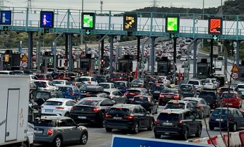 Έξοδος Πάσχα: Ουρές χιλιομέτρων στα διόδια της Ελευσίνας