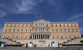 Επιστημονική Επιτροπή Βουλής: Αντισυνταγματικές οι μειώσεις σε συντάξεις και ειδικά μισθολόγια