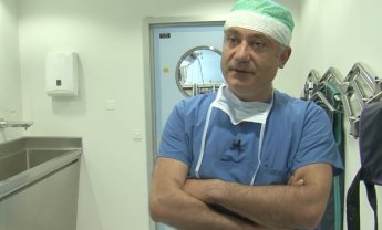 Αυξέντιος Καλαγκός: Ο καρδιοχειρουργός που σώζει τα άπορα παιδιά