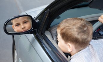 Μοναδική περίπτωση: Παιδιά απασφάλισαν χειρόφρενο αυτοκινήτου και παρέσυρε άλλο παιδί. Ποιος ευθύνεται;