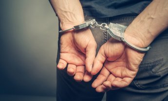 Συνελήφθη "ασφαλιστής"  που εμπλέκεται σε 85 περιπτώσεις εξαπάτησης στην Κρήτη!
