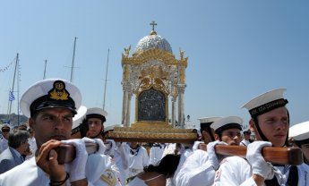 Με λαμπρότητα ο εορτασμός της Μεγαλόχαρης στην Τήνο. Παρευρίσκεται και ο πρόεδρος της Δημοκρατίας !