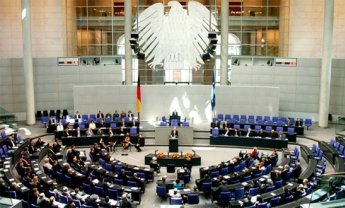 Η γερμανική Bundestag ψηφίζει για το ελληνικό πρόγραμμα
