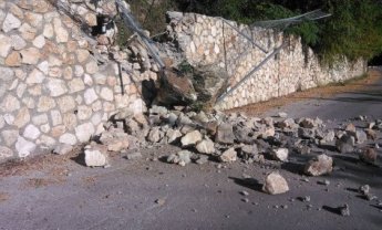Δύο νεκροί, 4 τραυματίες και ζημιές από τον ισχυρό σεισμό στη Λευκάδα