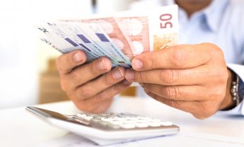 Πλαφόν στις εισφορές και ελαφρύνσεις εξετάζει η κυβέρνηση μετά τις αντιδράσεις