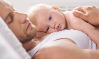 Ευρωκοινοβούλιο: Όλοι οι νέοι πατεράδες πρέπει να δικαιούνται γονική άδεια