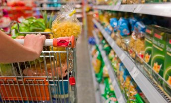 Αυξάνει το κόστος στο λιανεμπόριο τροφίμων η χρήση των πιστωτικών και χρεωστικών καρτών