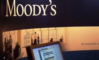 Η Moody's υποβάθμισε 15 τραπεζικούς κολοσσούς 